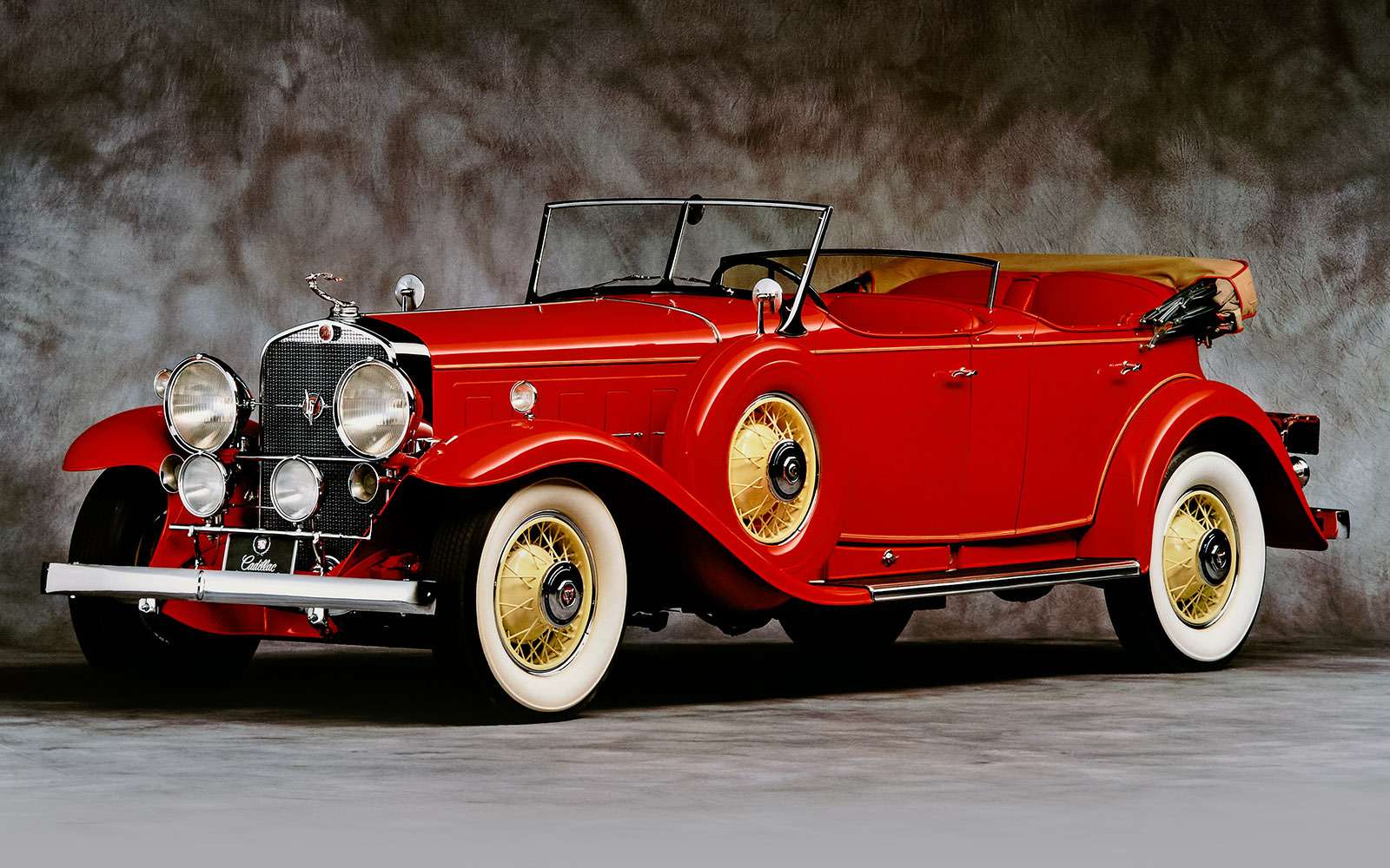 Типичный классический автомобиль первой половины 1930‑х, например Cadillac V16, обязан быть огромным, богато отделанным, мощным и, конечно же, построенным на массивной раме.