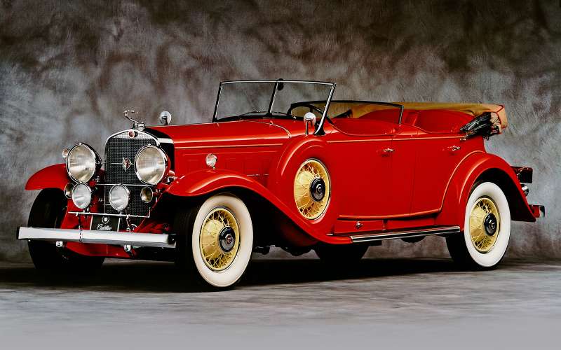 Типичный классический автомобиль первой половины 1930‑х, например Cadillac V16, обязан быть огромным, богато отделанным, мощным и, конечно же, построенным на массивной раме.