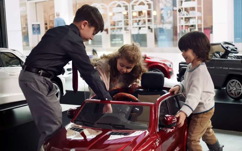 Mercedes-Benz открыл первый автосалон только для детей