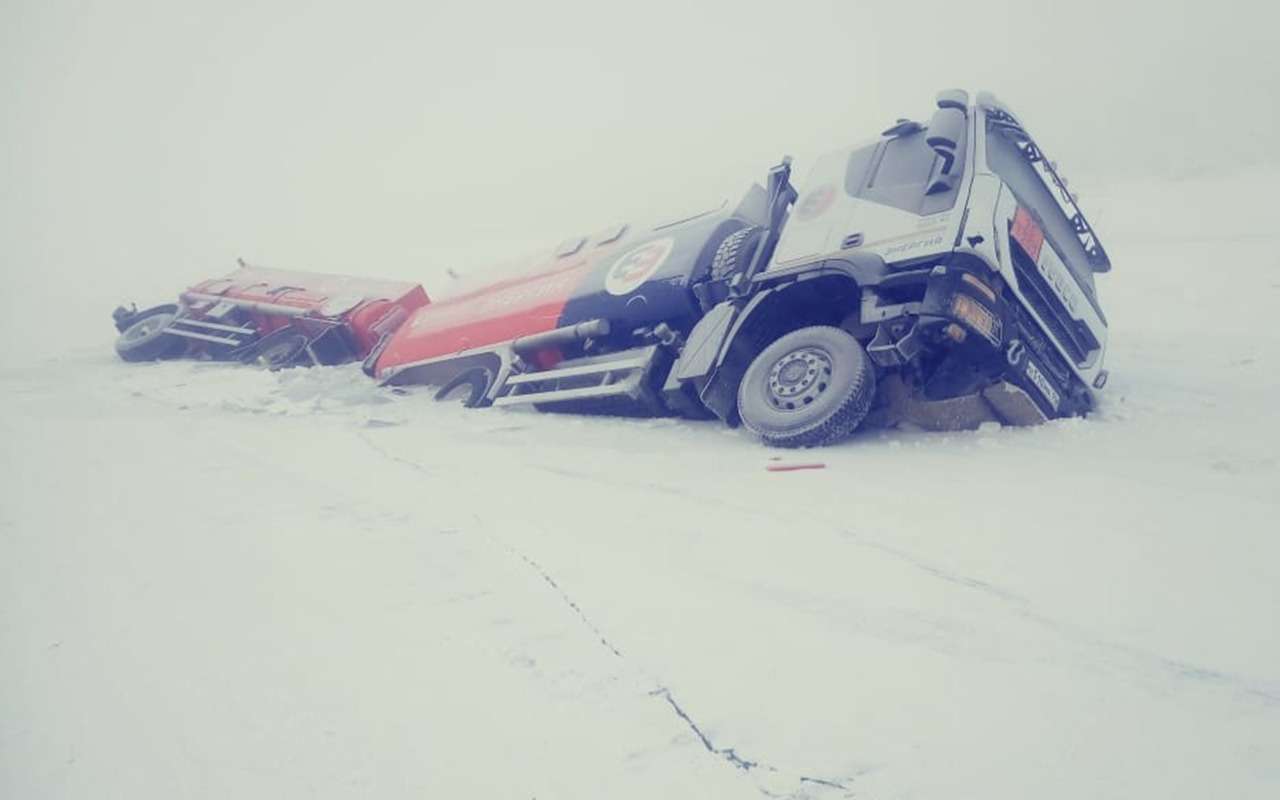В Якутии под лед провалились два бензовоза — фото 939261