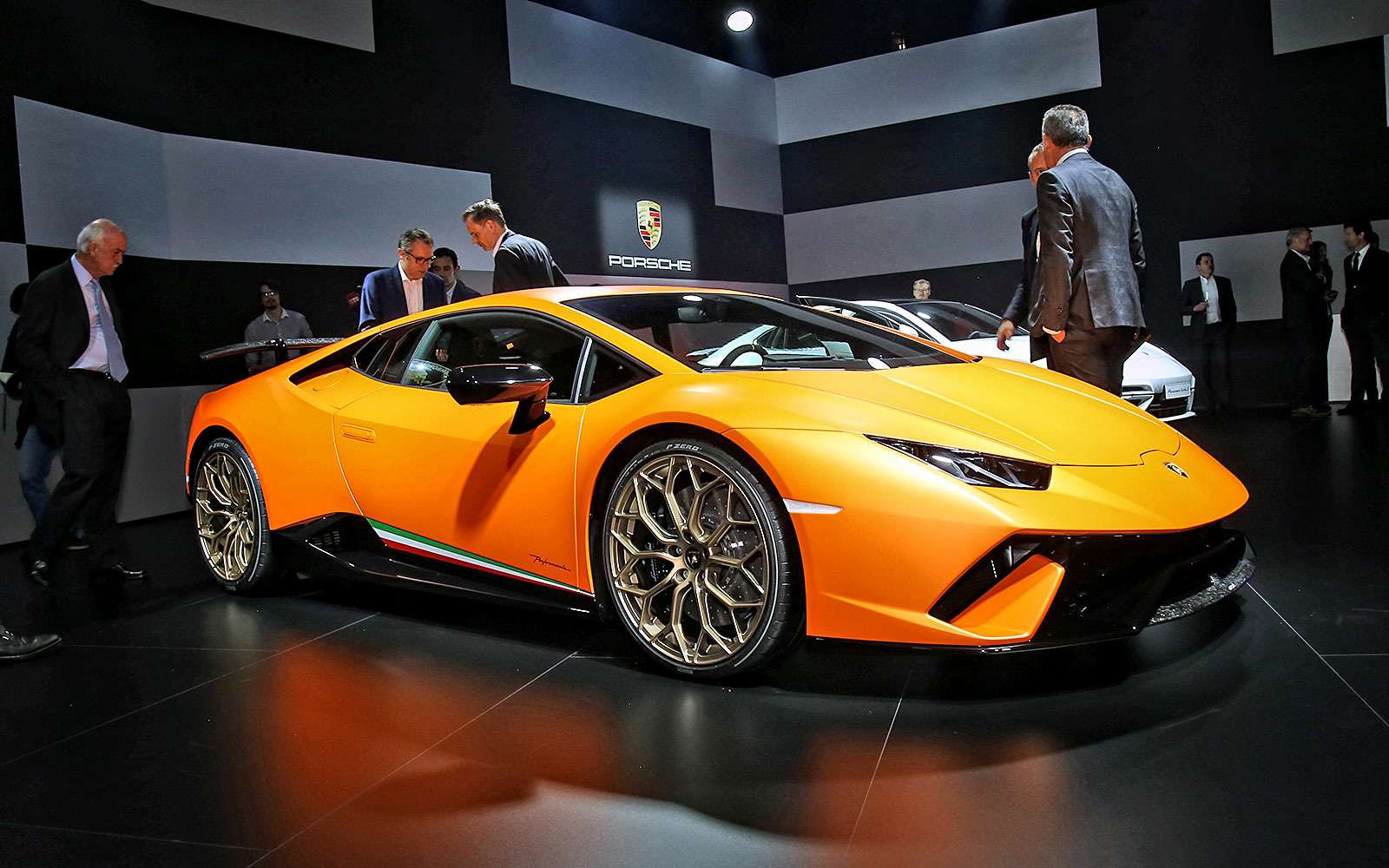 Lamborghini Huracan пришел на смену модели Gallardo под занавес 2013 года и с тех пор постоянно обзаводится все новыми версиями. Есть полно- и заднеприводные модификации, купе и спайдер, трековое исполнение. А в Женеву привезли облегченный вариант Performante.