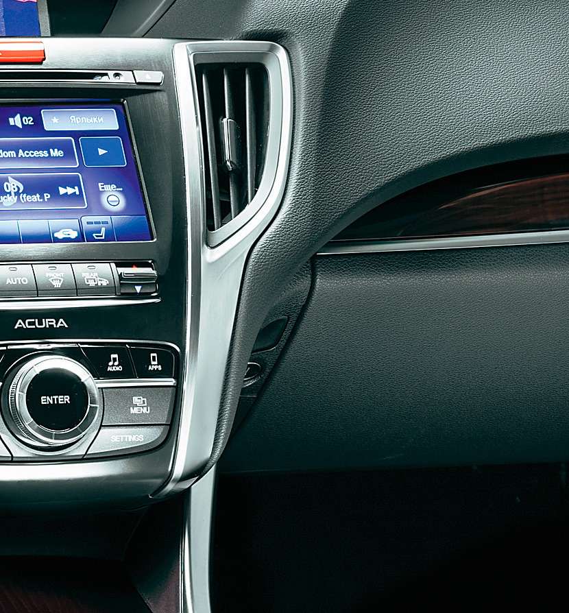 Acura TLX. Крупные джойстик и кнопки управления навигацией на 8-дюймовом верхнем экране – приманка для покупателей постарше. Клиенты помоложе, очевидно, должны клюнуть на нижний тачскрин.