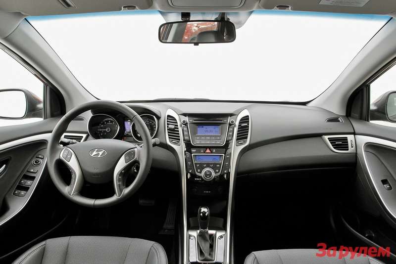 Новый дизайн интерьера подчеркивает родство с нынешней линейкой автомобилей Hyundai. Особенно радует заметно возросшее качество материалов