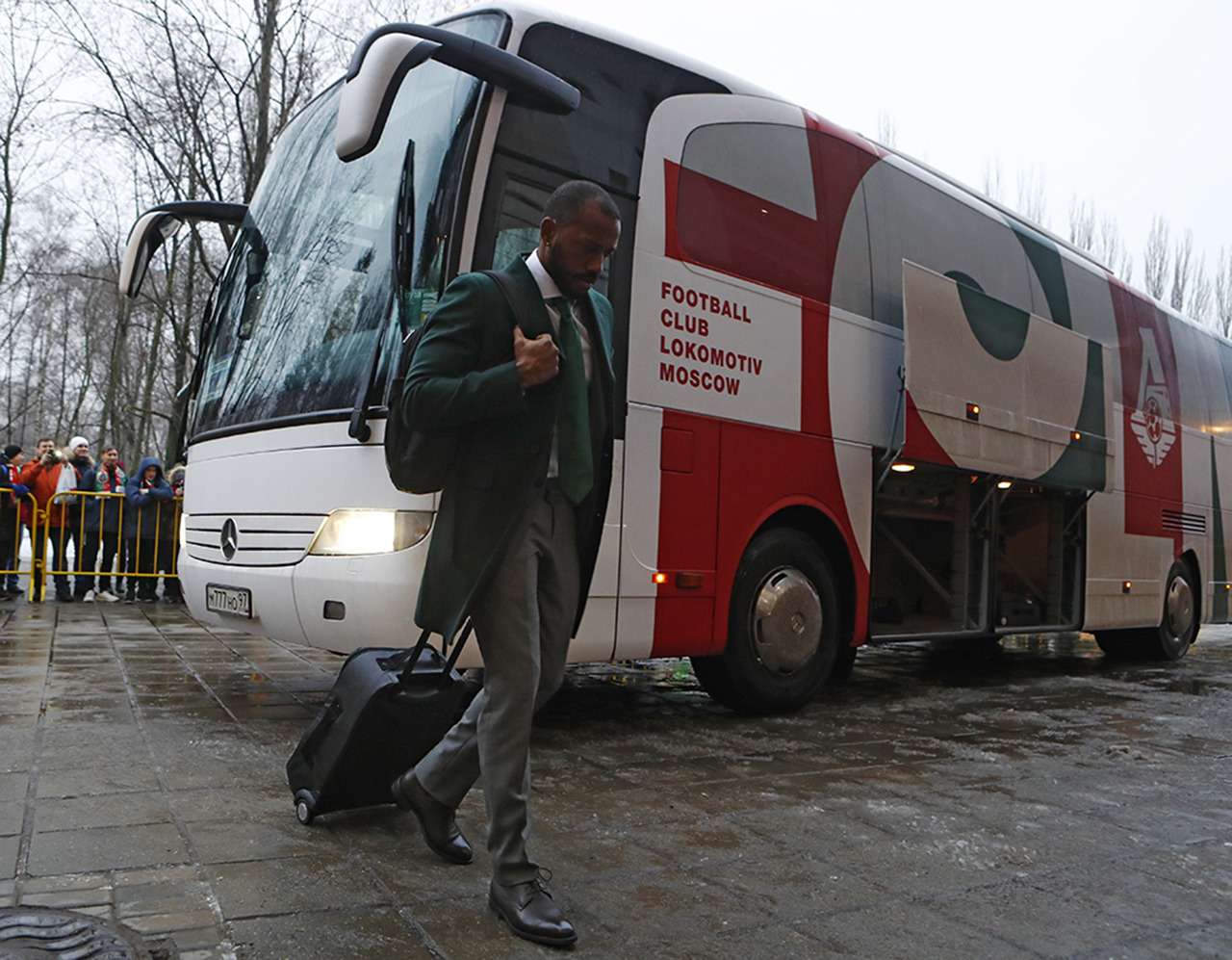 Mercedes, Setra, Volgabus... — на каких автобусах ездят наши футболисты — фото 929676