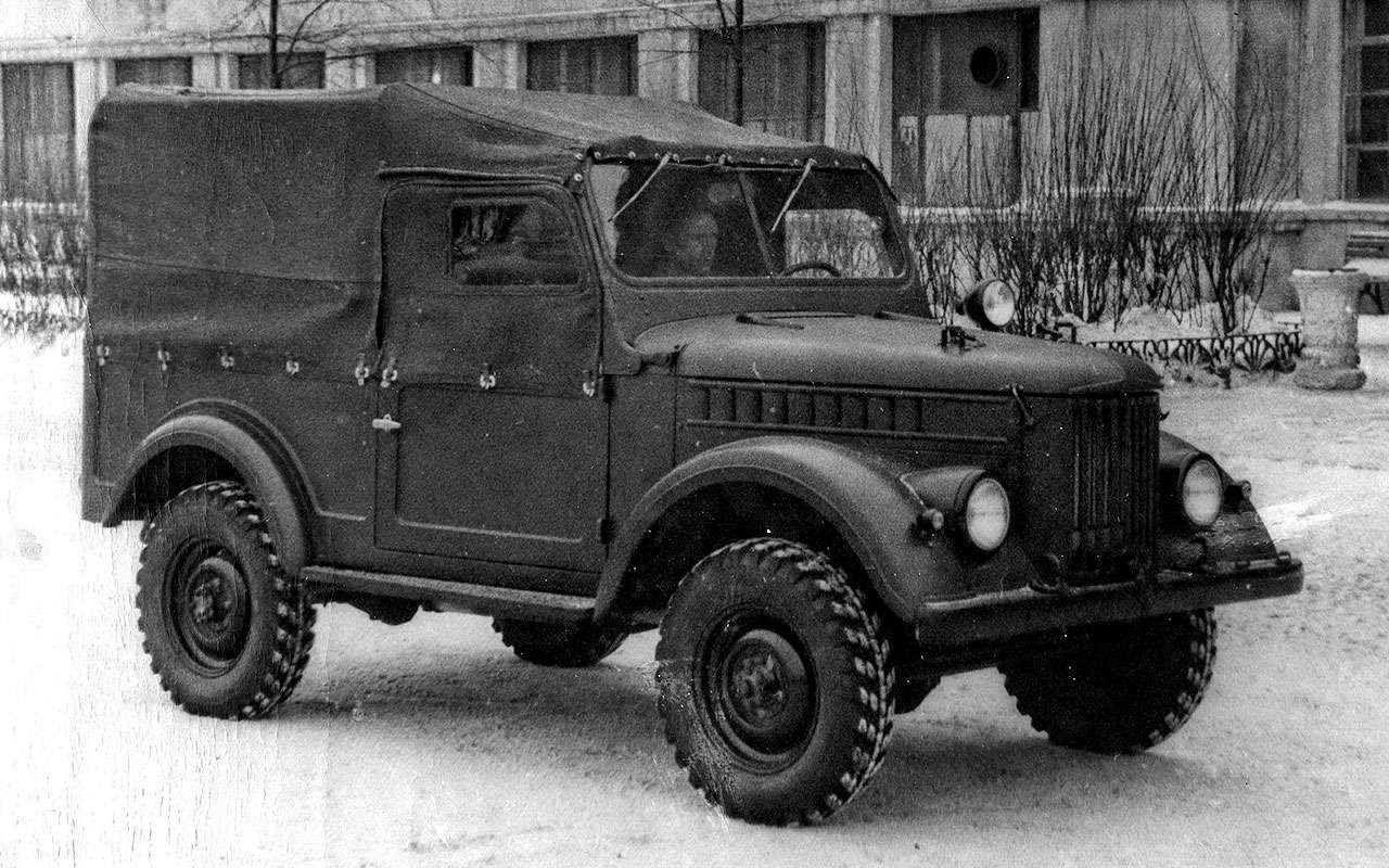 Разработку автомобиля, который должен был превзойти по всем показателям ГАЗ-67Б и американский Willys, начали в 1946-м. База, по сравнению с ГАЗ-67, выросла всего на 200 мм (до 2300 мм), но вместимость достигла 8 человек (почти армейское отделение) – шестеро сидели на продольных лавках сзади. Мощность двигателя возросла ненамного: 55 л.с. против 54 л.с., правда, с 2,1 л вместо 3,3. Конструкторы (ведущий – Г.М. Вассерман) были вынуждены использовать двигатель Победы ГАЗ-М20. Другого в их распоряжении просто не было. Зато у 69-го, в отличие от 67-го, появился демультипликатор (нижний ряд в раздаточной коробке – 2.78, верхний – 1.15) в дополнение к трехступенчатой коробке. Первый прототип под именем Труженик (горьковчане, вероятно, хотели подчеркнуть: наконец-то наступил долгожданный мир) появился в конце 1949 года. Серийное производство начали в 1952-м.