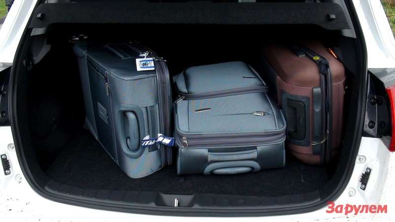 Три чемодана класса  «ручная кладь» едва поместились в багажник. Виной - полноразмерная запаска