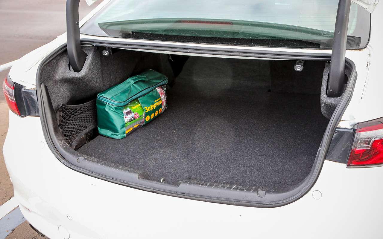 Багажник Мазды на 50 литров меньше, чем у Kia. Еще одна проблема – маленькая высота проема.