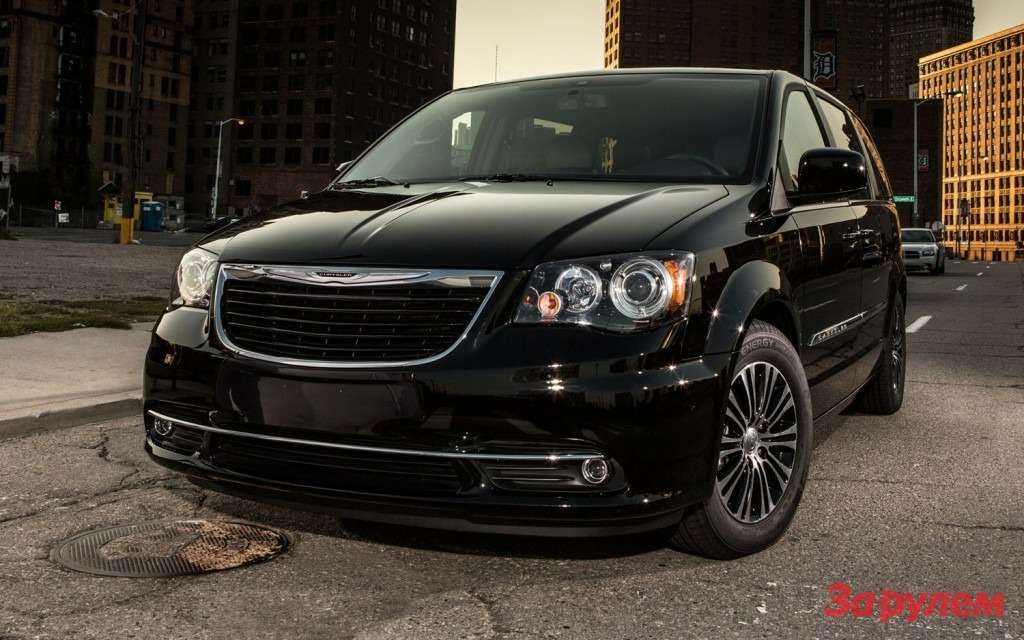 2013-Chrysler-Town-Country-S-front-side-view3-1024x640
