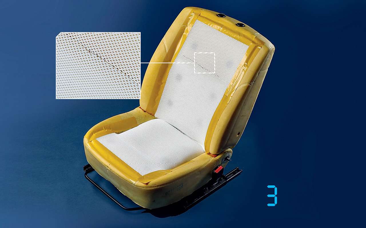 Вентиляционную 3D-ткань, входящую в комплект, раскраивают по вспененному наполнителю сиденья, фиксируя скотчем. При этом нужно плотно прижимать ткань к сиденью и учитывать расположение штатных стяжек.