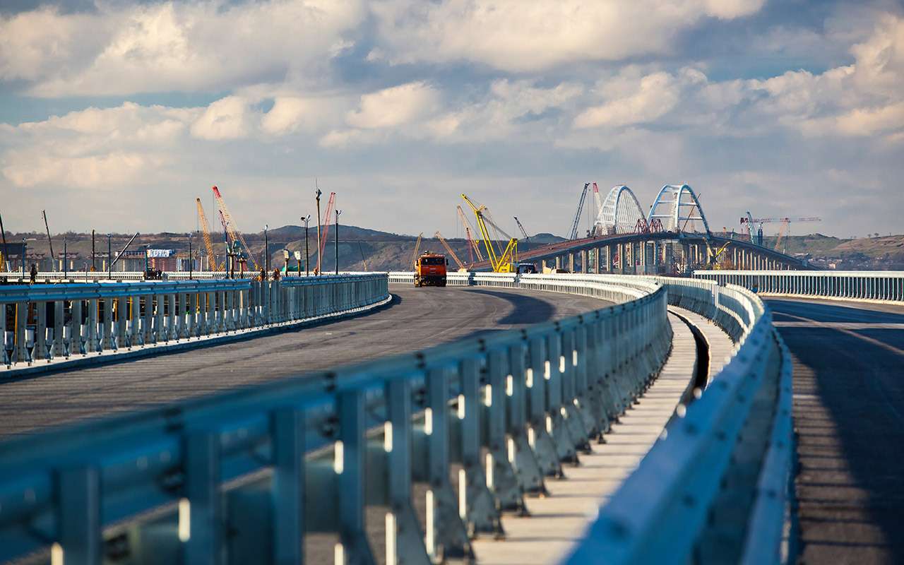 Просвет между барьерами напоминает, что автомобильный мост состоит из двух «половинок».