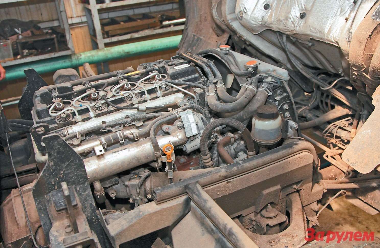 Пока немцы переводят свои малотоннажники на моторы с уменьшенным до 2 л  рабочим объемом, Nissan Cabstar гордо демонстрирует 3-литровый агрегат