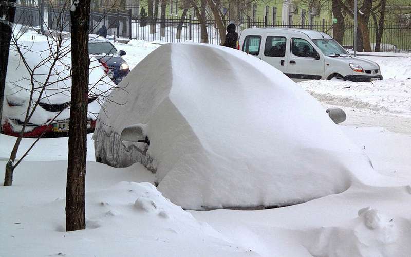 автомобиль под снегом