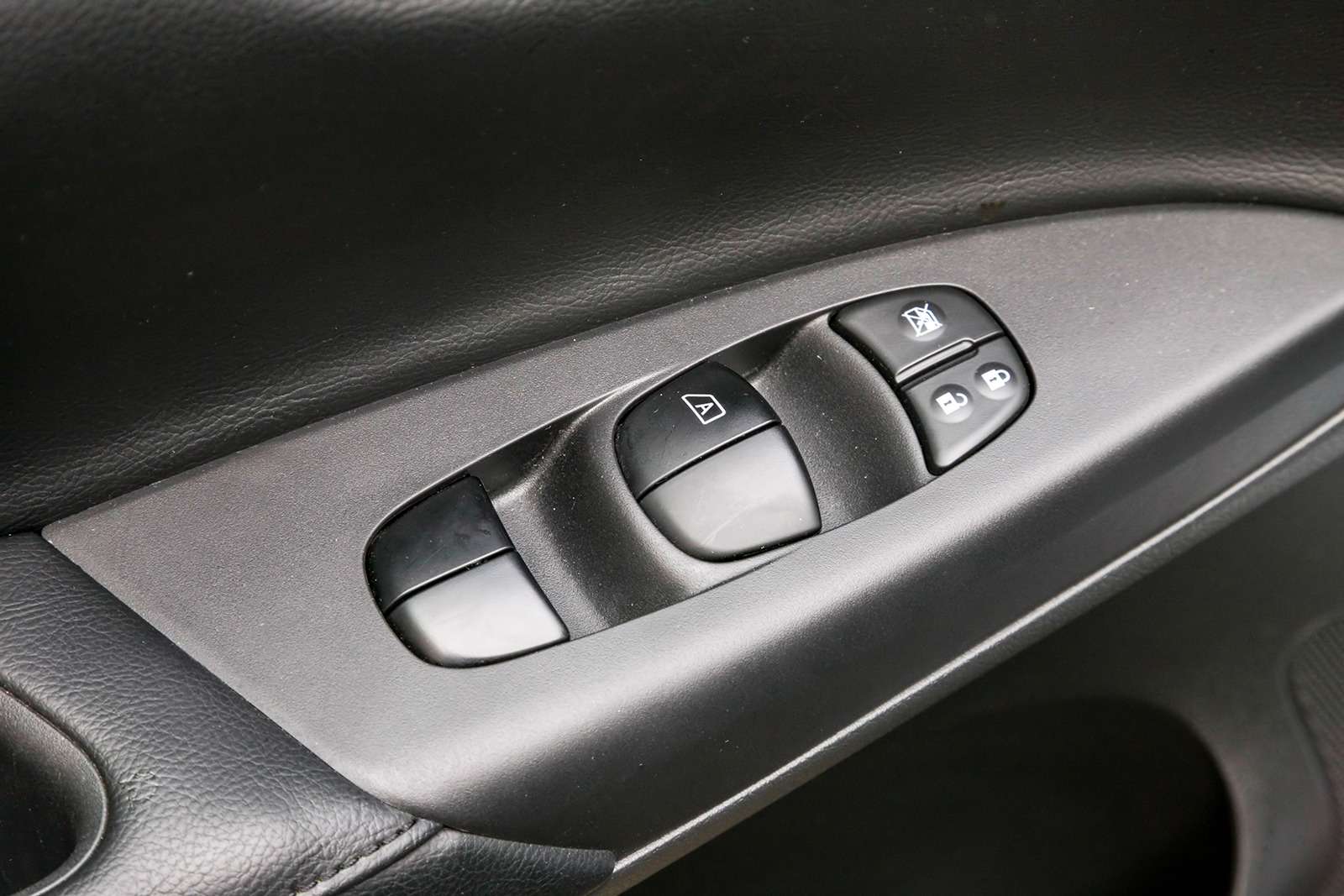 Nissan Sentra. Автоматическим режимом снабжен только водительский стеклоподъемник – этим грешат многие японские одноклассники. Еще один признак экономии – отсутствие подсветки клавиш.
