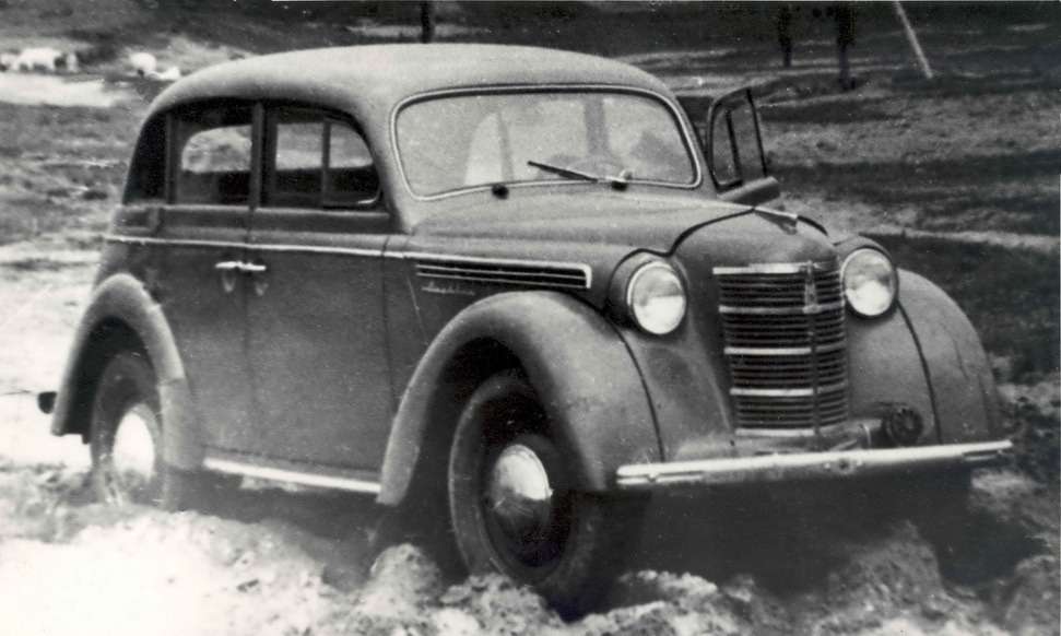 Проверка российским проселком. Государственные испытания машина прошла уже после начала производства, в 1949 году. Модель правильно обозначалась как 400-420. Это была система, перенятая у конструкторов ГАЗа, а теми — заимствованная у фордовцев. Числом 400 обозначали модель самого автомобиля, а 420 — модификацию кузова. До 1954 года сделали около 114 тысяч «Москвичей-400-420»