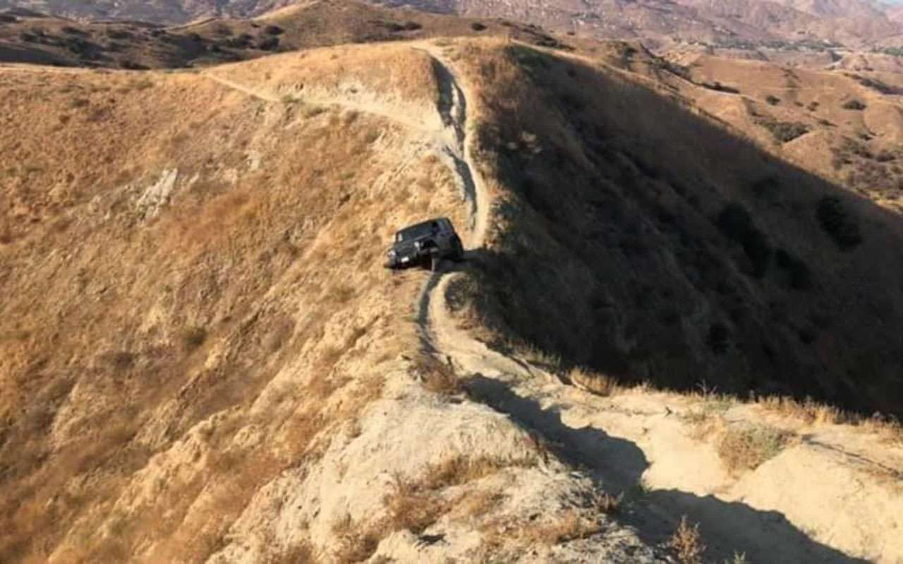 Чем круче джип, тем... Этот Jeep застрял на скале — фото 1169978