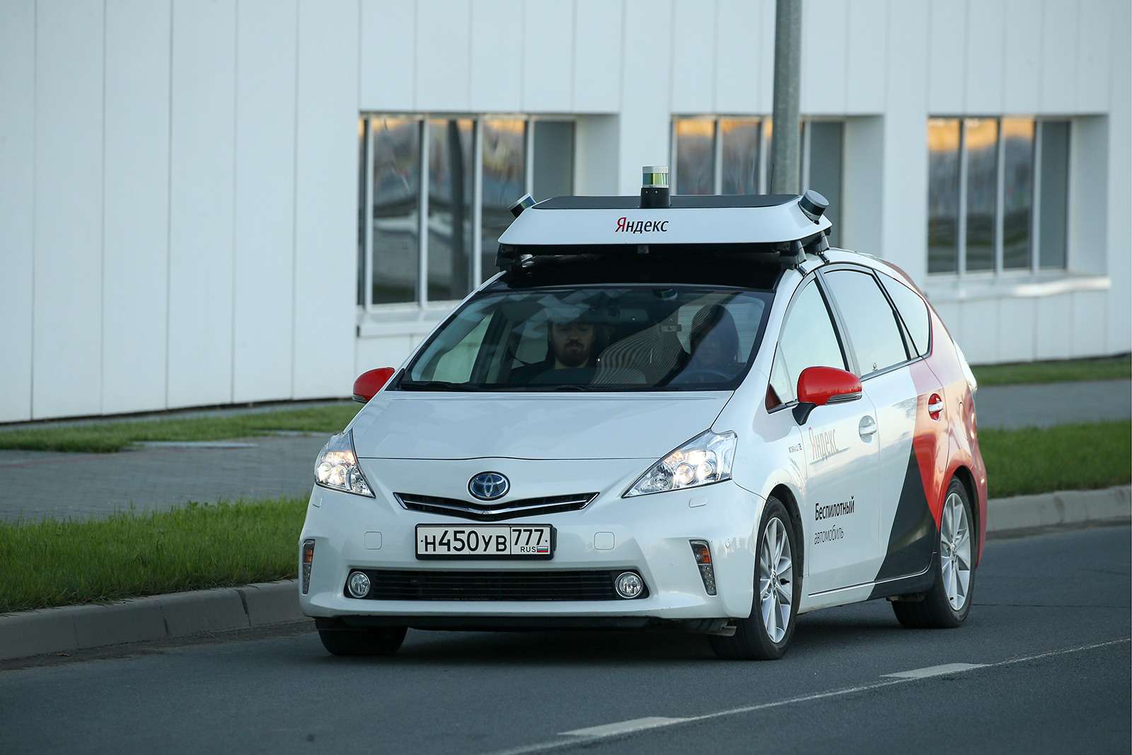 Yandex запустил беспилотное такси. Первый пассажир — Дмитрий Медведев — фото 914929