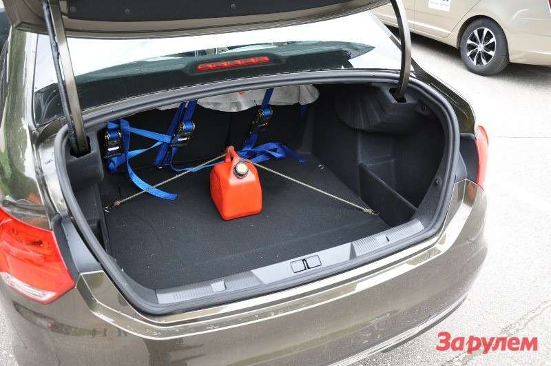 В багажнике каждого автомобиля закрепили по 5-литровой канистре.
