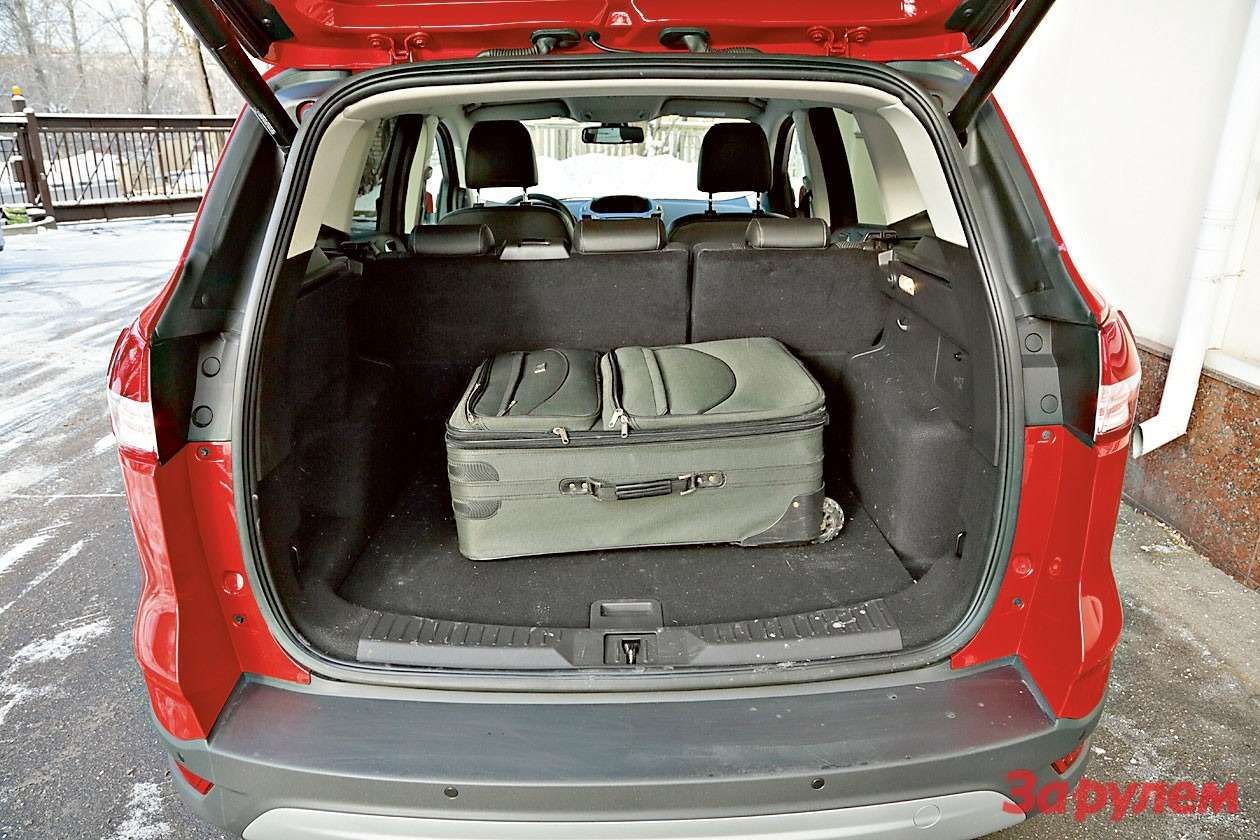 Крупные чемоданы в багажник можно класть плашмя или ставить на ребро – высота грузового отделения это позволяет