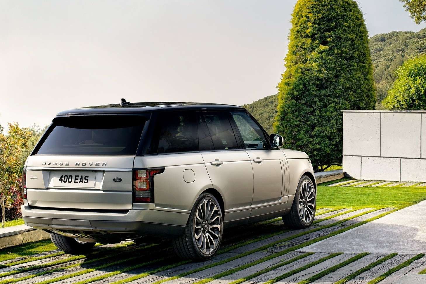 New Land Rover Range Rover side-rear view 2_no_copyright