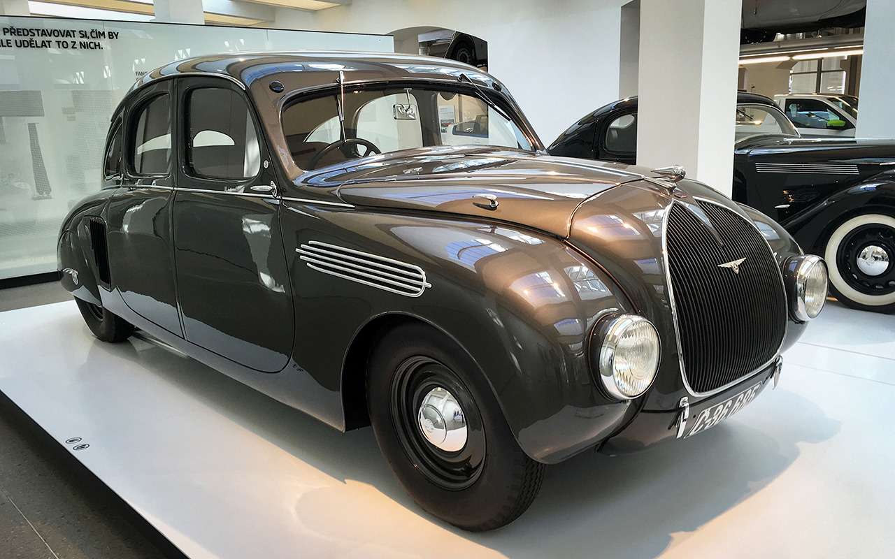 Skoda Dynamic Typ 935. Это прототип с обтекаемым кузовом был выпущен в 1935 году для показа на Пражском автосалоне. Его динамические тесты продолжались вплоть до 1939 года, когда хранящийся ныне в музее чешской марки экземпляр был продан частному коллекционеру. Музейную коллекцию Typ 935 пополнил в 1968 году, а в 2013-2017 годах его восстановили до оригинального вида.