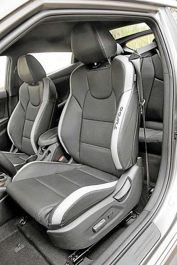 Удобные, с выраженной боковой поддержкой сиденья подчеркивают «заряженность» автомобиля