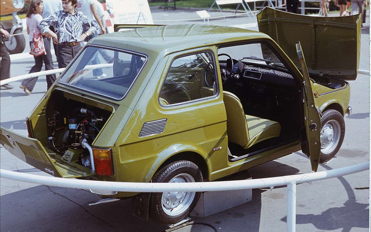 Польский FIAT 126P на выставке внешнеторговой фирмы Polmot на ВДНХ.