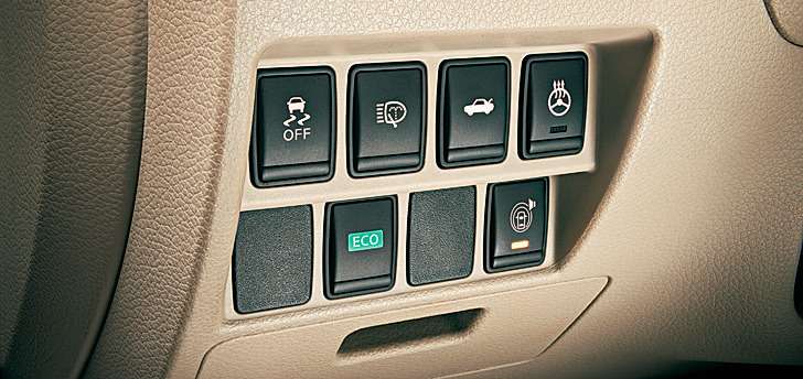Под левой рукой водителя – россыпь кнопок. С их помощью можно, например, отключить систему стабилизации, включить экорежим и обогрев руля.