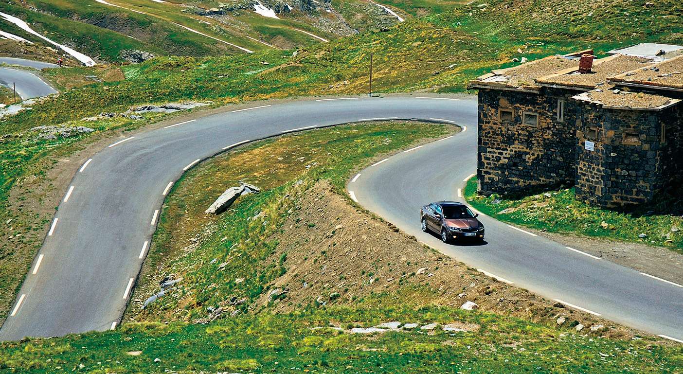 Старая крепость у края дороги была свидетелем не только того, как Шкоды грациозно пробирались через Альпы, но и велогонок «Тур де Франс».