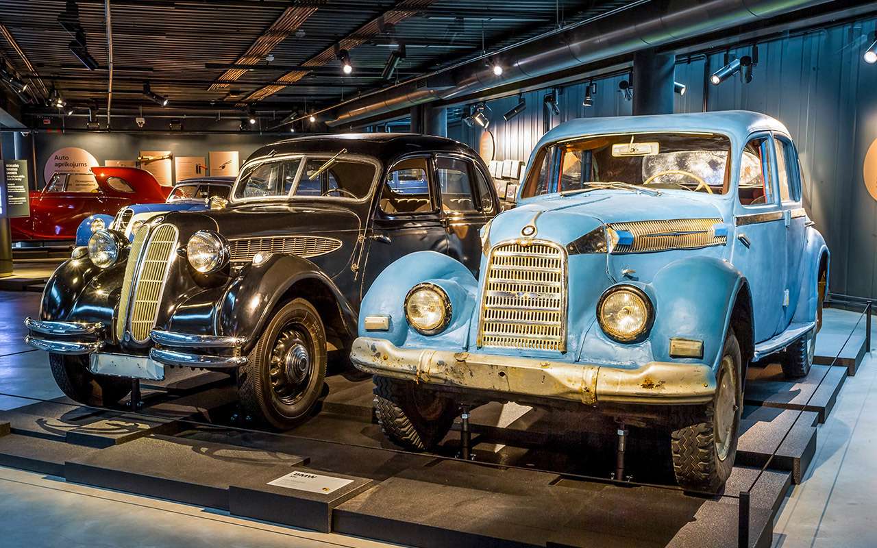 Забавная инсталляция в Рижском мотор-музее: BMW 326 после реставрации и такой же автомобиль, проживший долгую, тяжелую жизнь и обросший деталями, которые смог достать владелец.