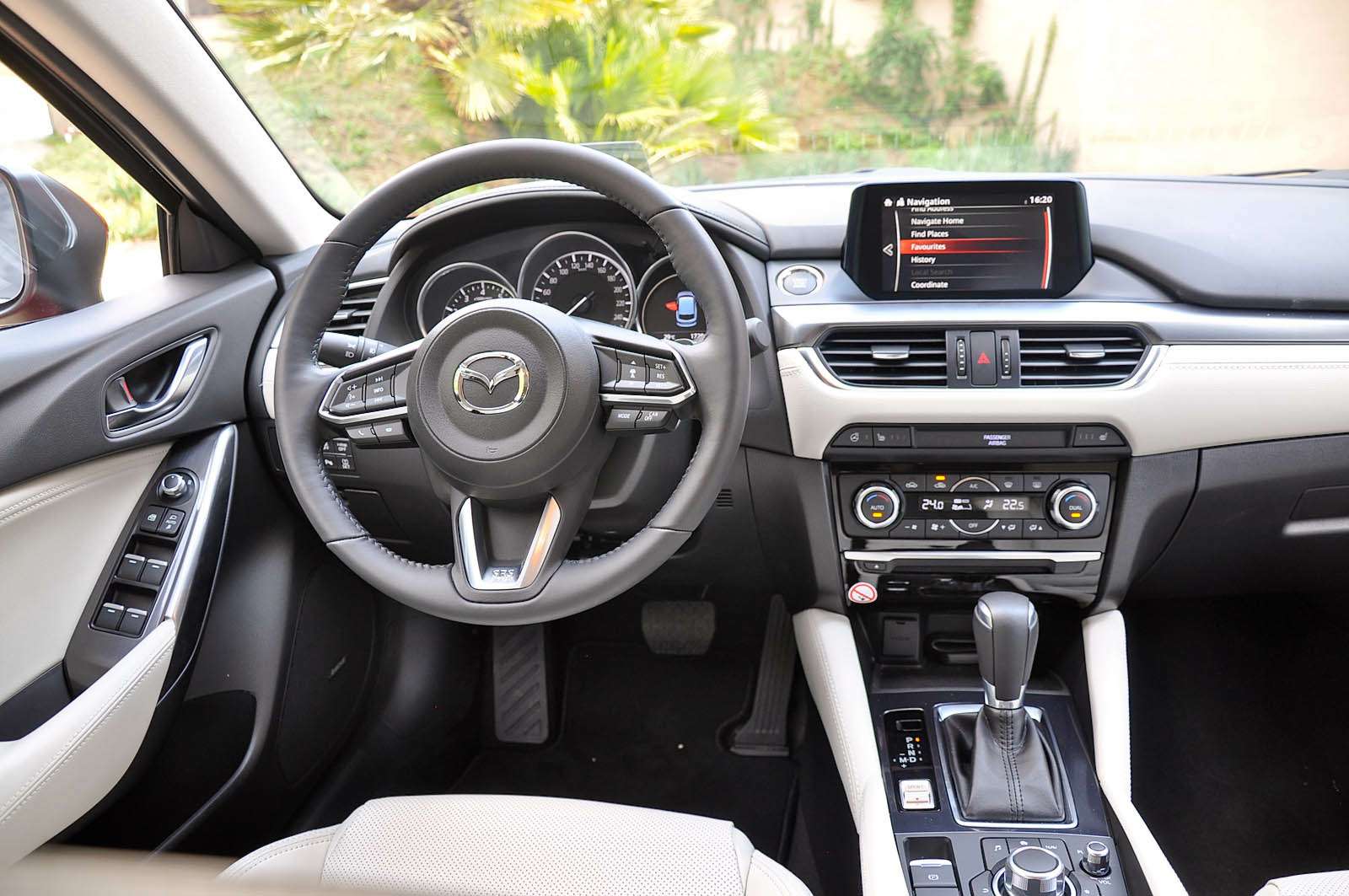 Интерьер новой Mazda6