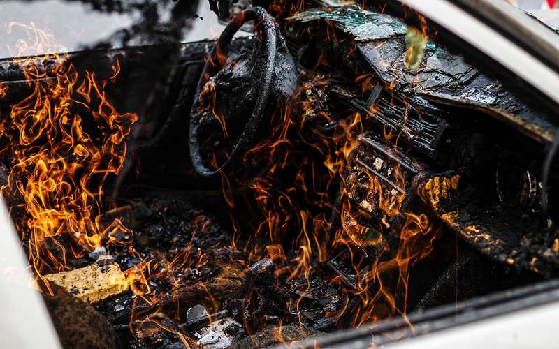 20 причин, почему машина может загореться