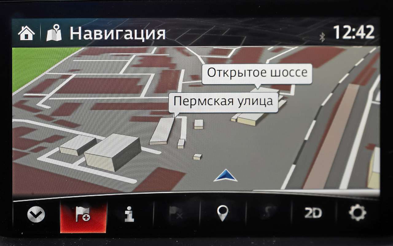 Доплачивать за оффлайн-навигацию 36 тысяч рублей смысла нет. Мы стоим на дороге, открытой год назад, но Mazda ее не знает. Меню ­сужает полезную площадь экрана.