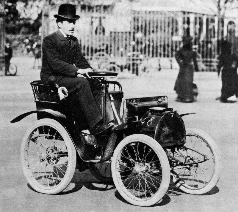 Первый автомобиль с приводом карданным валом, который изобретатели автомобилей поначалу «забыли», — французский Renault, 1899 год.