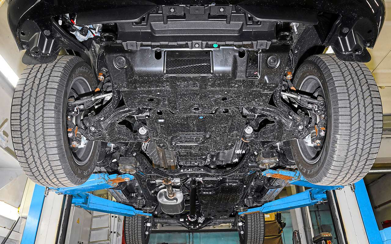У Тойоты тоже мощная металлическая защита моторного отсека и бака. На подкрылки нанесен мягкий материал – помогает гасить шум от пескоструя. Спереди предусмотрены две ­буксировочные проушины, сзади – одна.
