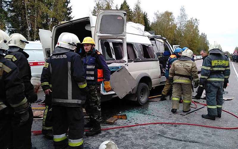 12 человек пострадали в крупной аварии восьми автомобилей