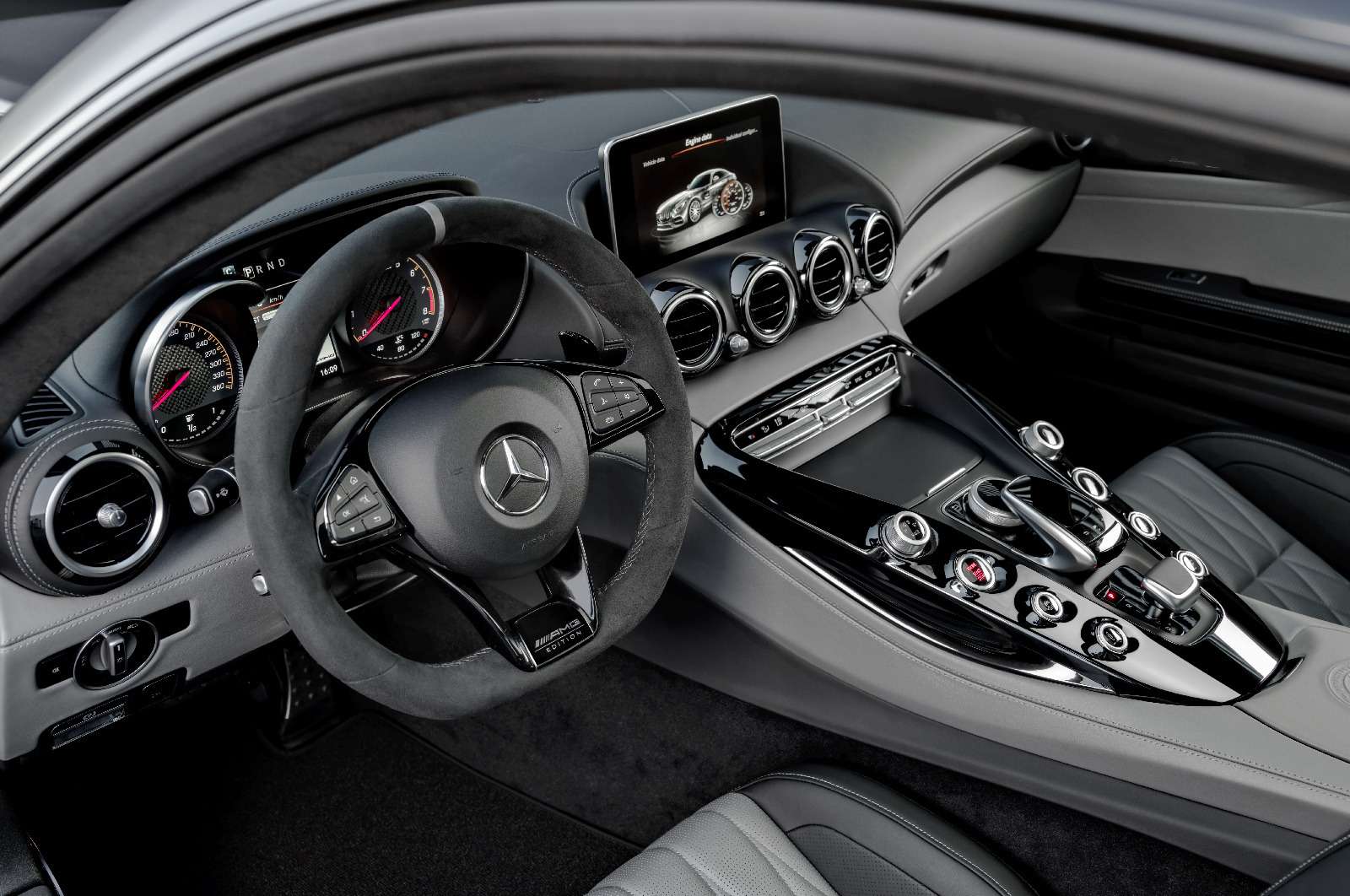 Спорткары Mercedes-AMG GT получили в честь юбилея новые «зубы» — фото 690878