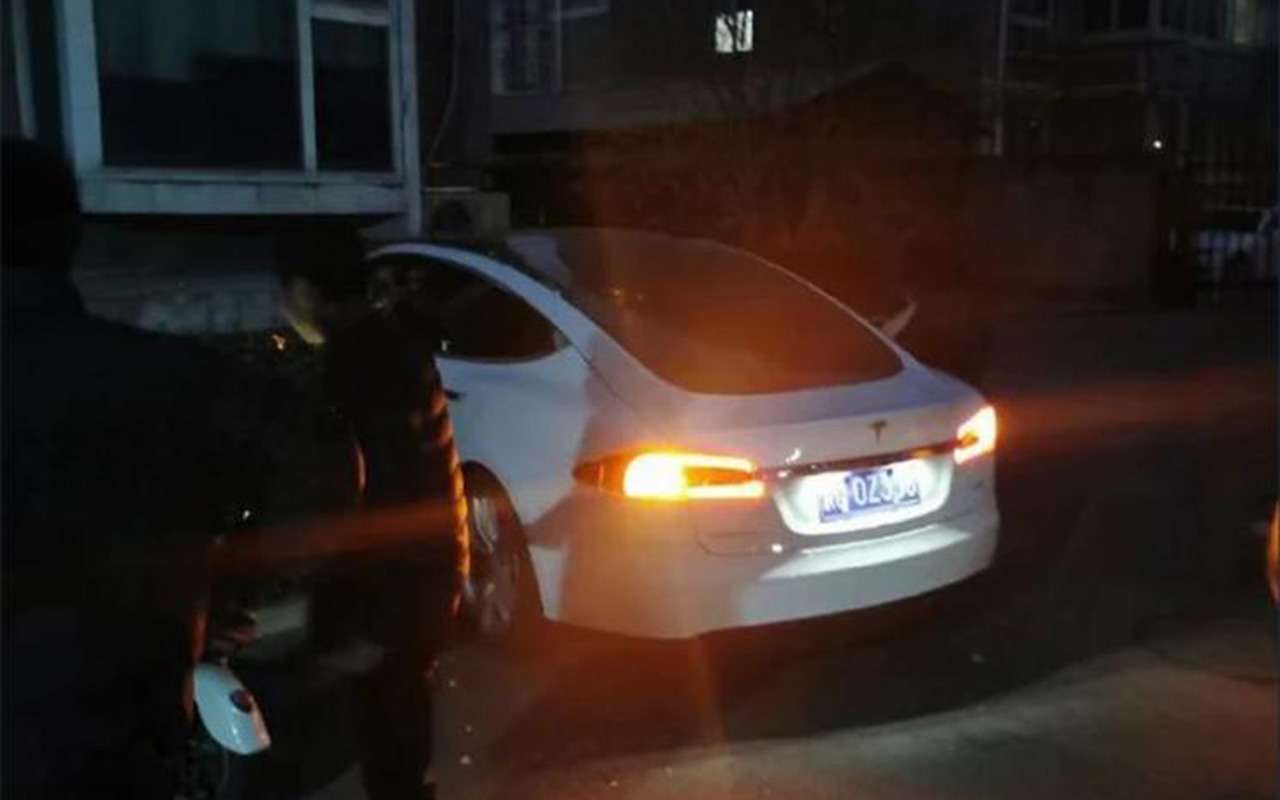 Tesla сама врубила автопилот: водитель выпрыгнул на ходу — фото 1209532