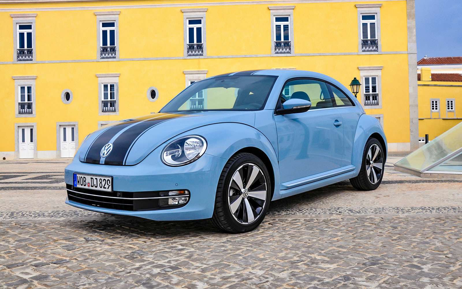 Volkswagen Beetle Fender Edition уже укомплектован акустикой знаменитого производителя музыкальных инструментов. Цена машины в Германии — от 24 4400 евро.