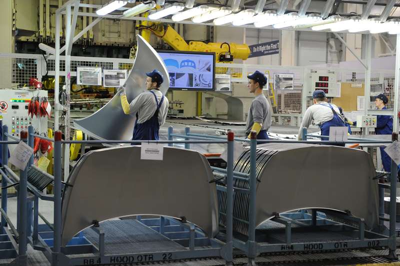 Работа завода по производству автомобилей Hyundai в Санкт-Петербурге