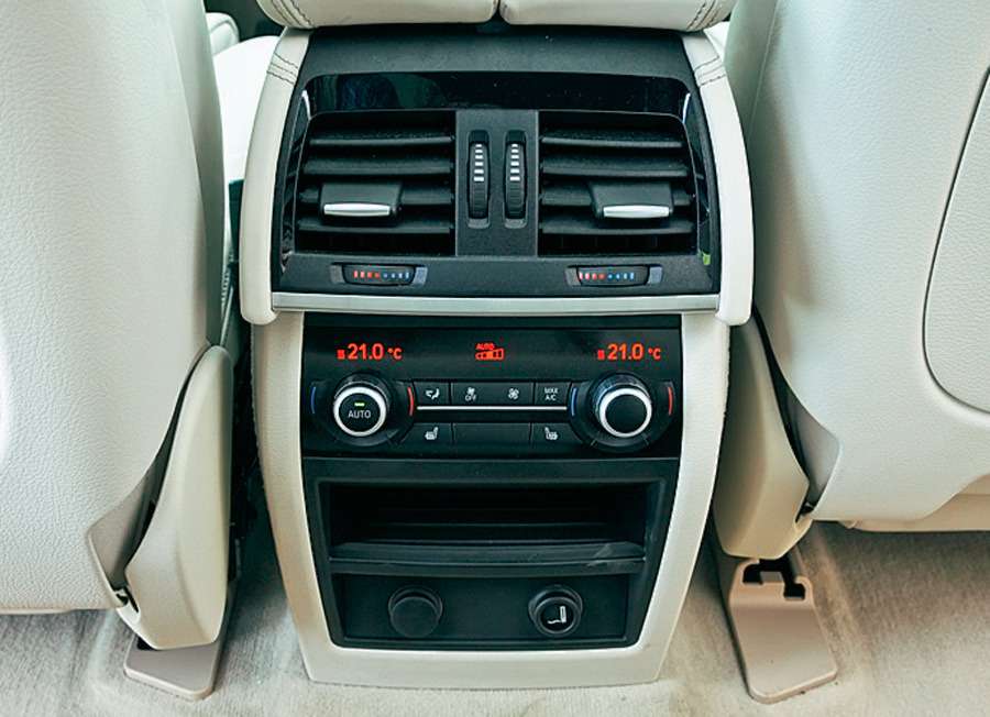 BMW X5 xDrive40d
Во втором ряду отдельный климатический блок. Диван оборудован вентиляцией и обогревом.