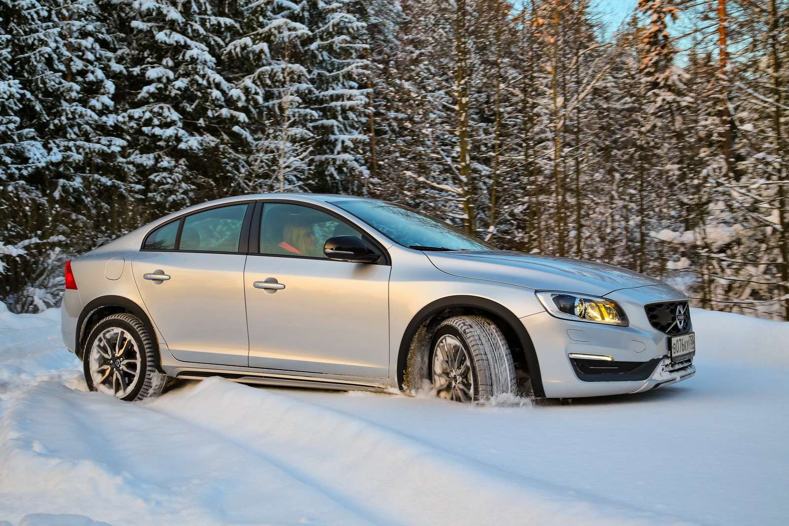 Volvo S60 Cross Country. Цена полноприводной версии — 2 240 000 рублей. Двигатель: бензиновый 2.0 (245 л.с.) Трансмиссия: 6-ступенчатый автомат.