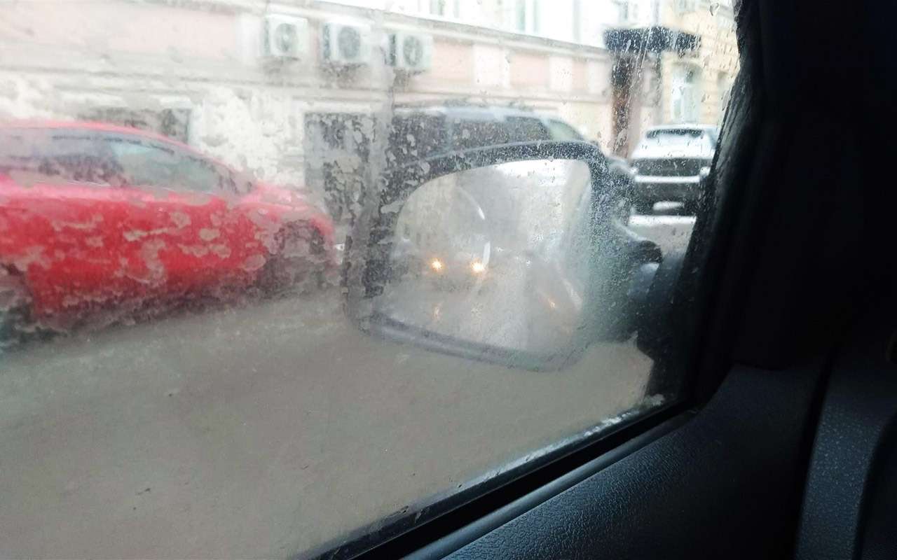 Во внёс непогоды, боковые стекла автомобилей часто заляпаны грязью. Если бы не ближний свет фар, эту машину и вовсе не было видно в зеркале.