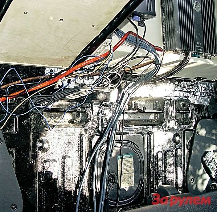При установке музыкальной системы сложнее всего было справиться с клубком проводов и кабелей, соединяющих головное устройство с усилителем и процессором в багажнике. 