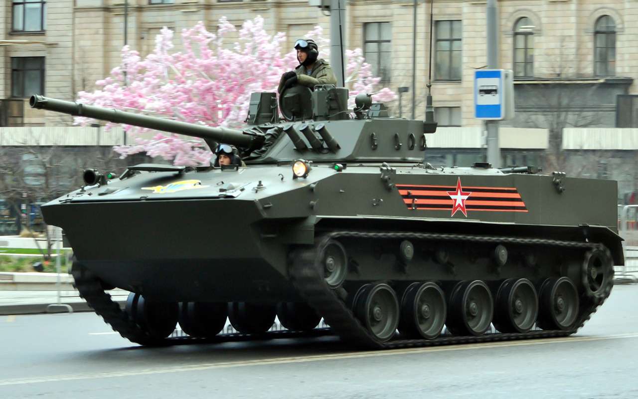 БМД-4М — легкобронированная машина с мощным вооружением.