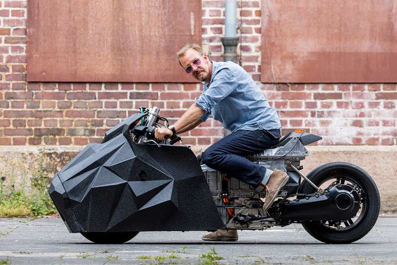 Немец превратил электроскутер BMW в бэтмобиль