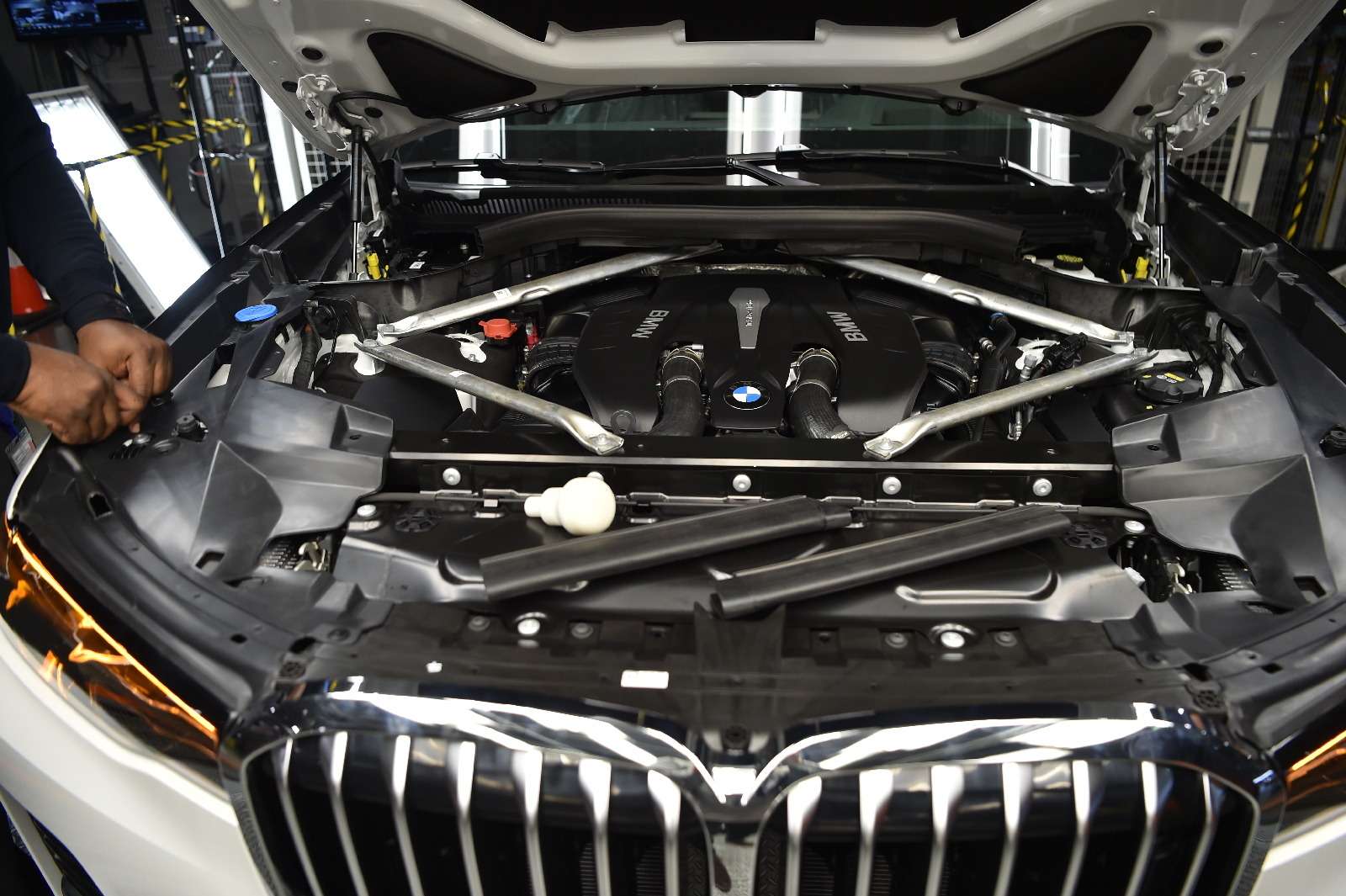 BMW X7 встал на конвейер (но купить его пока нельзя) — фото 828440