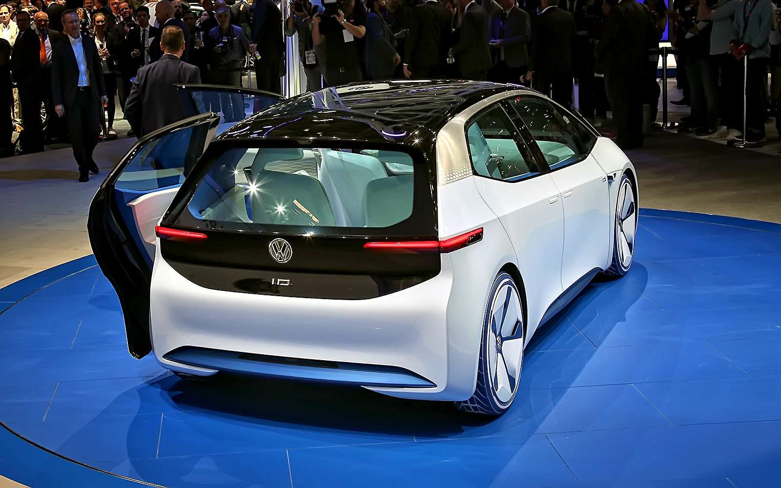 Бестселлер нового мира: Volkswagen намекнул на будущий электрокар — фото 641549