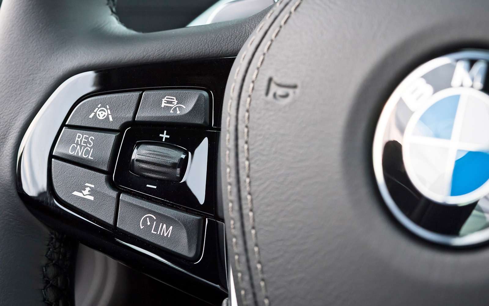 Клавиши управления адаптивным круиз-контролем и системой удержания полосы собраны на левой рулевой спице.