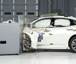 Infiniti Q70 превзошла BMW 5-серии в тестах на удар с малым перекрытием