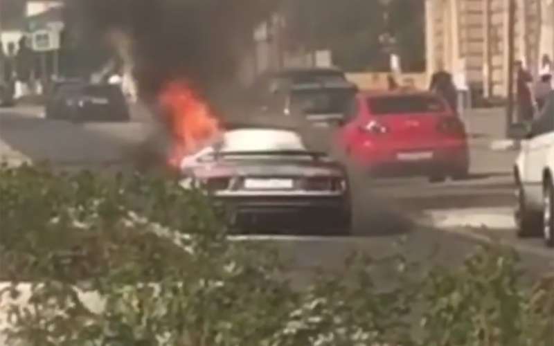 Не выдержал жары: в центре Москвы сгорел суперкар Audi R8